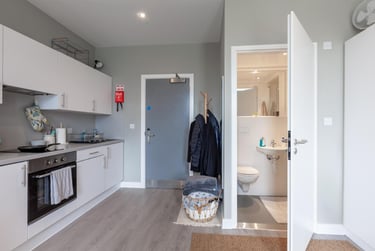 1 bed studio, Heavitree Road, St Sidwells, Exeter, EX12FR - Image 1
